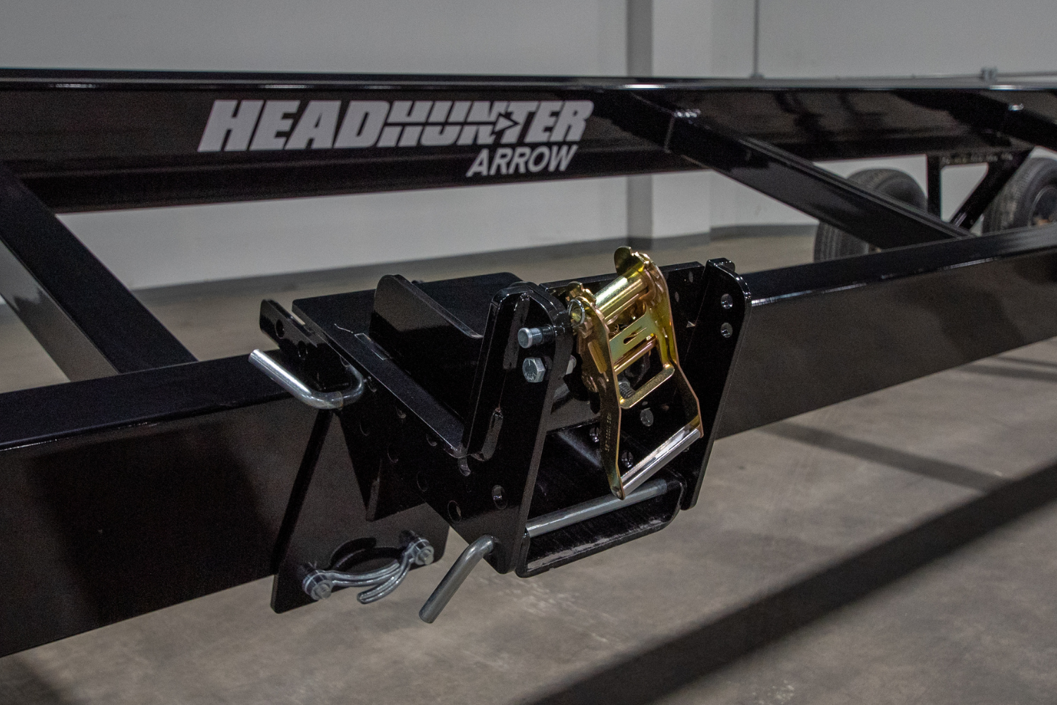 Dose Headhunter Arrow Header Trailer Saddle